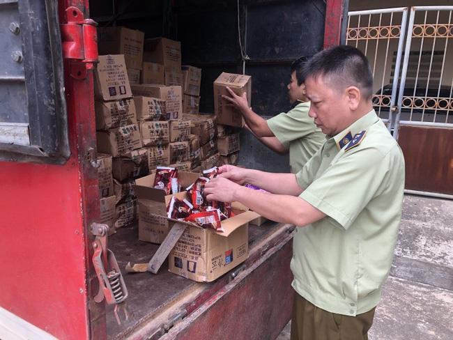 中国から密輸された安値のアイスクリーム8,000本を押収