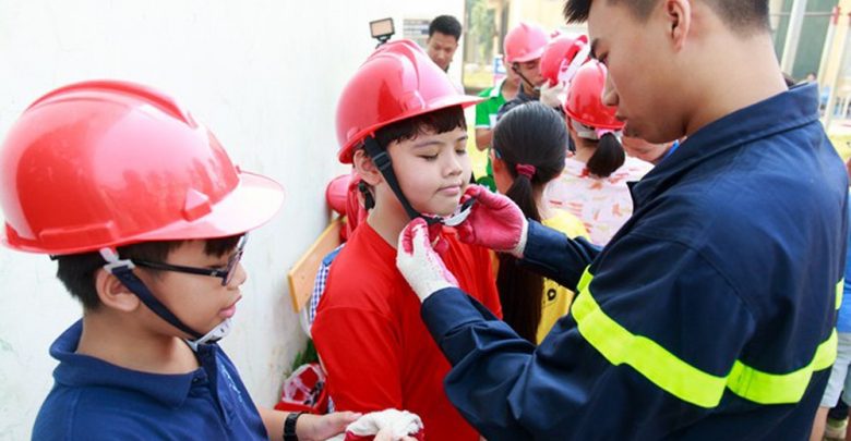 ハノイ：約100人の子供は消防訓練に参加