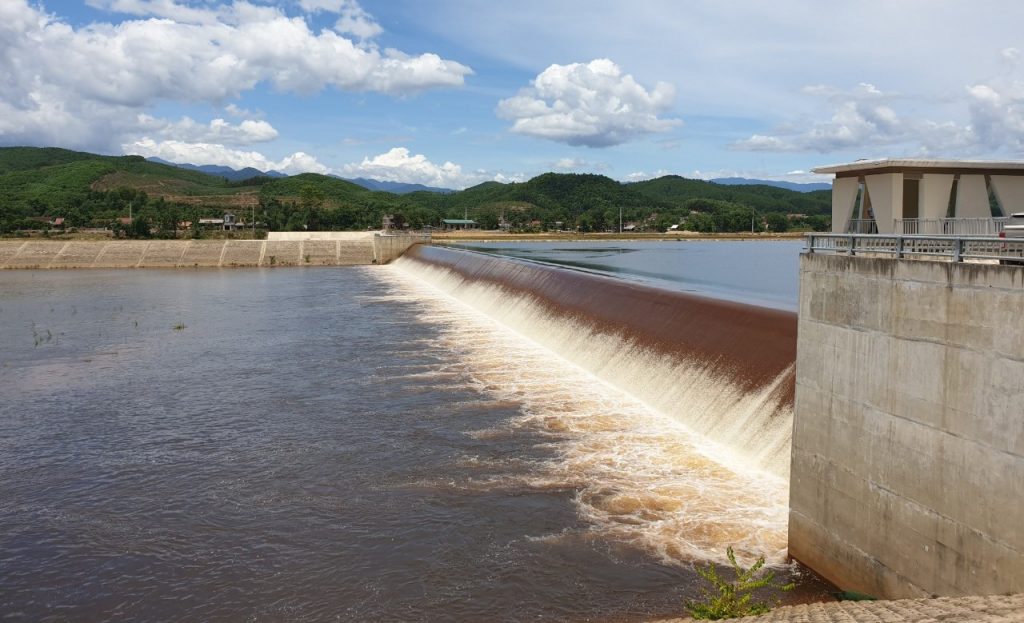 ハティン省のダム水：鉄分過剰で赤く変色した2