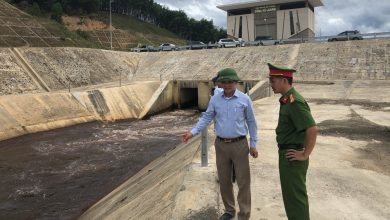 ハティン省：ダム水が赤に変色1