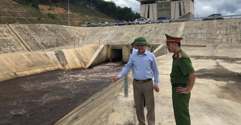 ハティン省：ダム水が赤に変色1