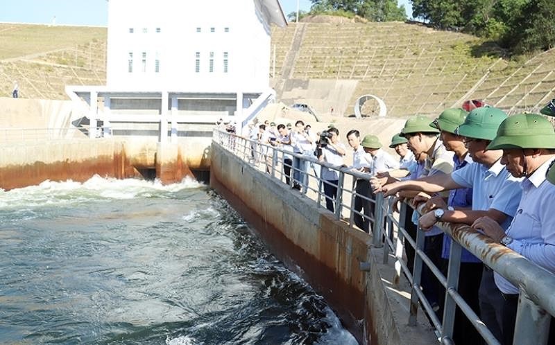 ハティン省：ダム水が赤に変色