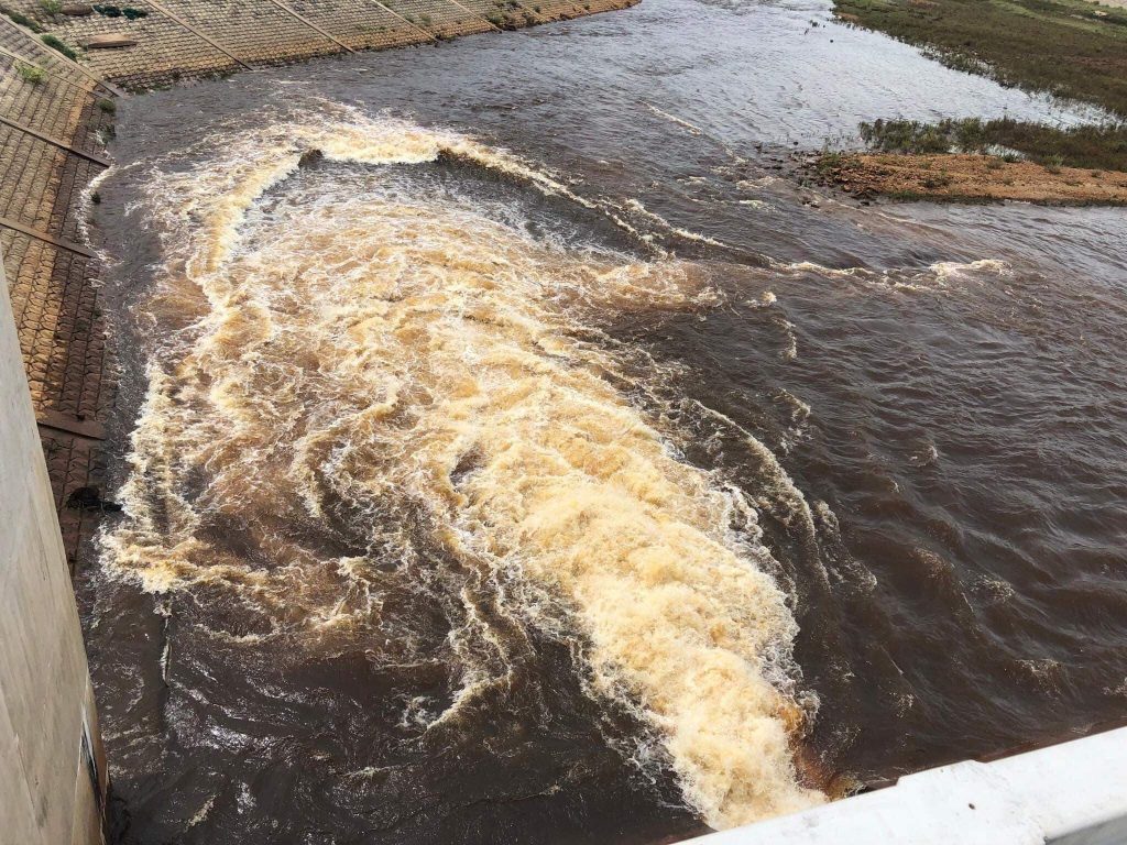 ハティン省：ダム水が赤に変色5