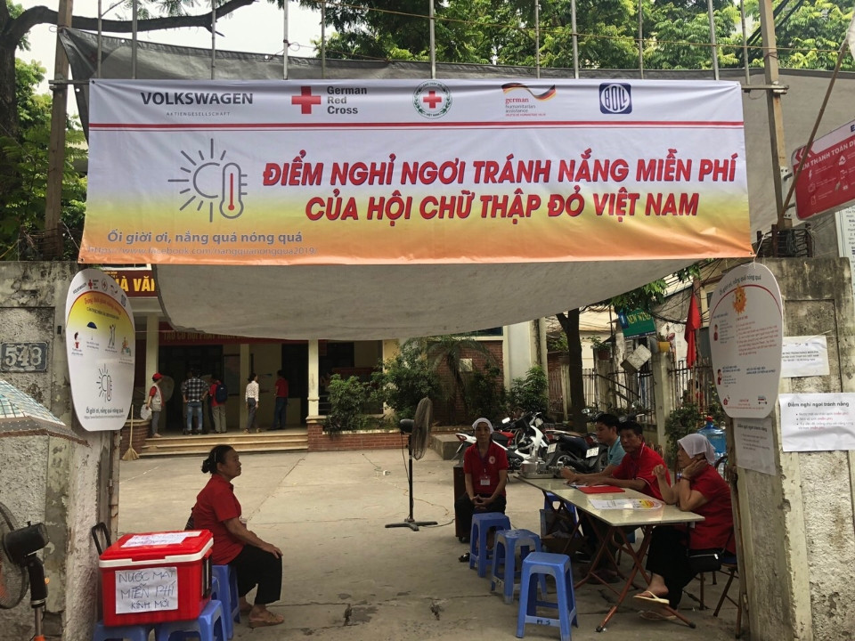 ベトナム赤十字社はハノイ赤十字社と協力して、548 Tran Cung通りと527 Pham Van Dong通り（Bac Tu Liem区）で無料な避暑シェルターを試験的に設置した。同活動はドイツ赤十字社が援助するプログラムの一部である。1