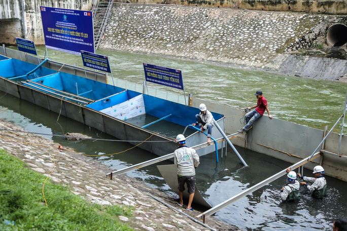 日本人専門家：トーリック川の水質浄化試験タンクで浴びる