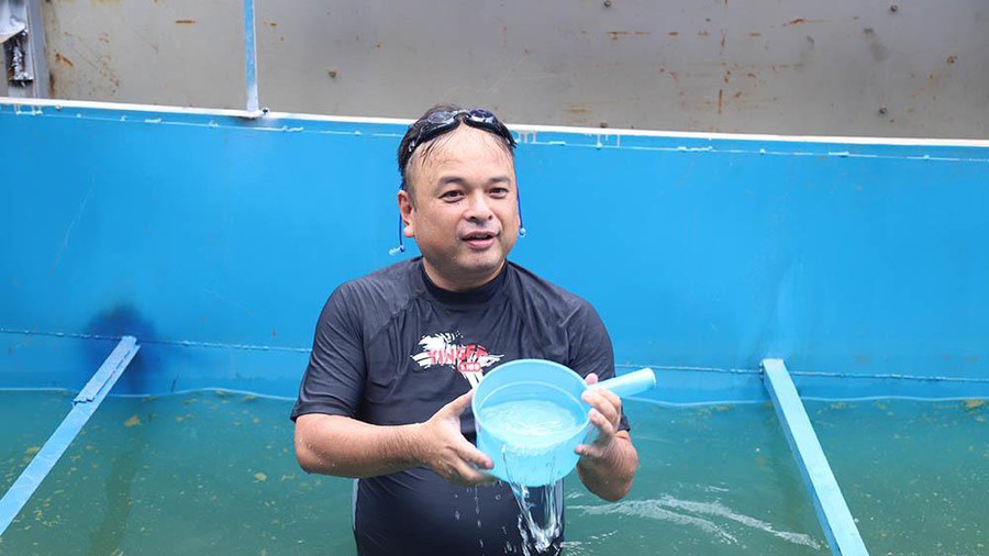 日本人専門家：トーリック川の水質浄化試験タンクで浴びる2
