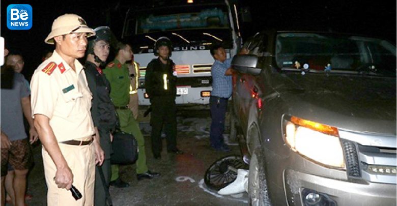 アヘンを運ぶ車は警察車両を段ボールして変形させました